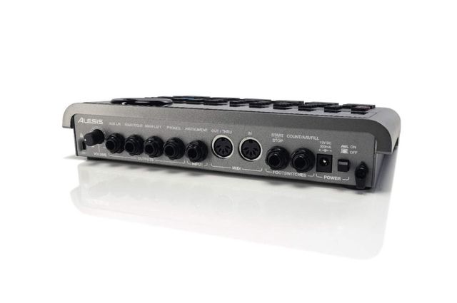 Alesis SR18 The addition of an instrument input means that the Aux outputs have been combined.